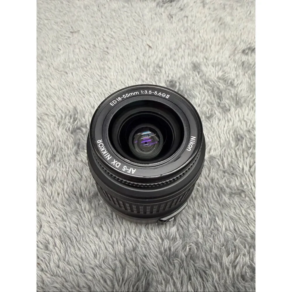 Nikon AF-S DX Zoom-Nikkor 18-55mm f/3.5-5.6G ED II lens.  Type: Standard zoom le